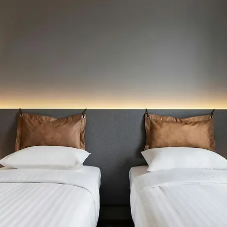 Moxy 4*